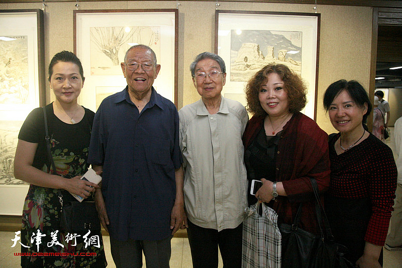 2016年5月，张锡武、赵兵凯、张静、赵新立、王喜瑞在天津人美出版社美术馆。