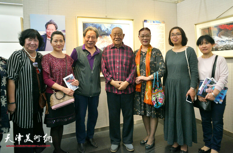 2017年5月 霍然与张锡武、孟昭丽、王俊英、张静、肖英隽在天津图书馆。
