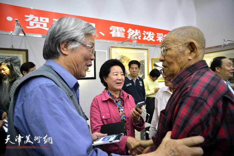 2017年5月，张锡武先生与曹秀荣、陈冬至在画展现场交谈。