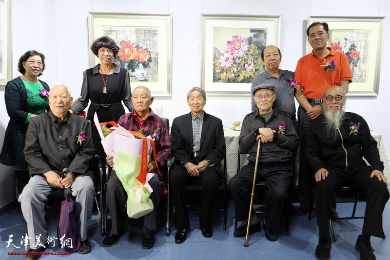 2017年10月，张锡武先生与赵兵凯、焦俊华、孙长康、张未年、韩祖音、张志连、吕爱茹、冯字锦在画展现场。