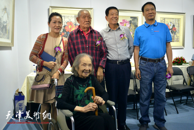 2017年10月，张锡武先生与何正慈、马寒松、王炳亮、张静在画展现场。