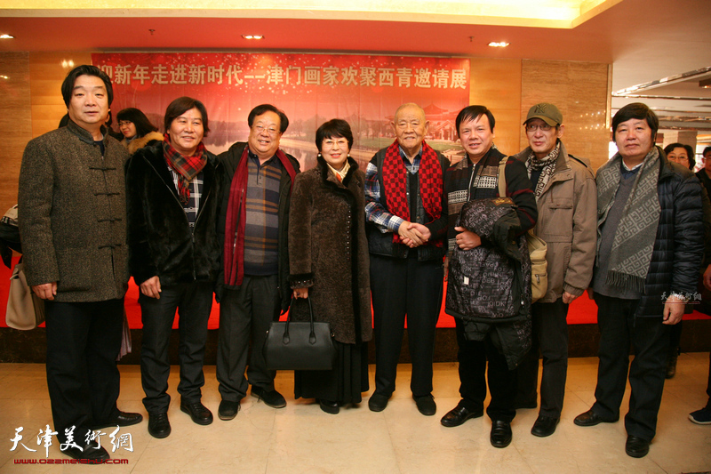 2017年12月，张锡武先生与翟洪涛、高天武、丁玉来、梦玉、李根友、王印强、王惠民在书平艺术馆。