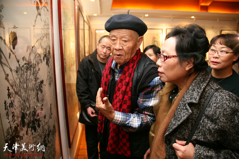 2017年12月，张锡武先生与崔燕萍在书平艺术馆。
