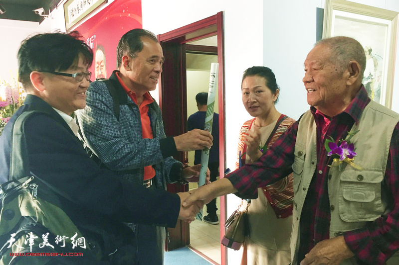 2017年10月，张锡武先生与张志连、霍洪天在画展现场。