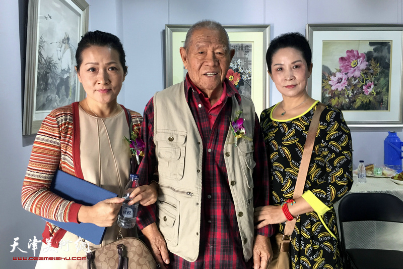 2017年10月，张锡武先生与张静、张双新在画展现场。