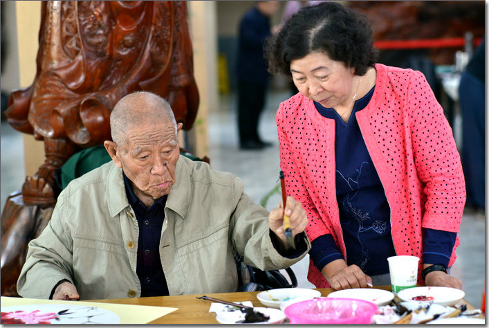 2021年5月，张锡武先生与冯字锦在河间。