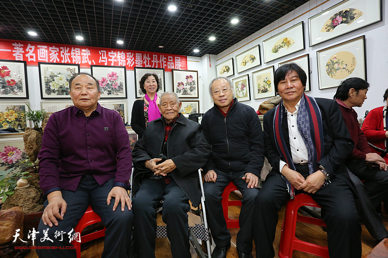 2020年12月，张锡武先生与王金厚、李建华、高学年、冯字锦在画展现场。