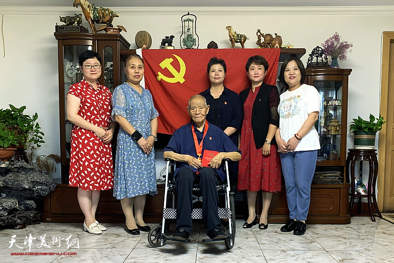 天津北方文创产业集团向老党员张锡武颁发“光荣在党50年”纪念章。