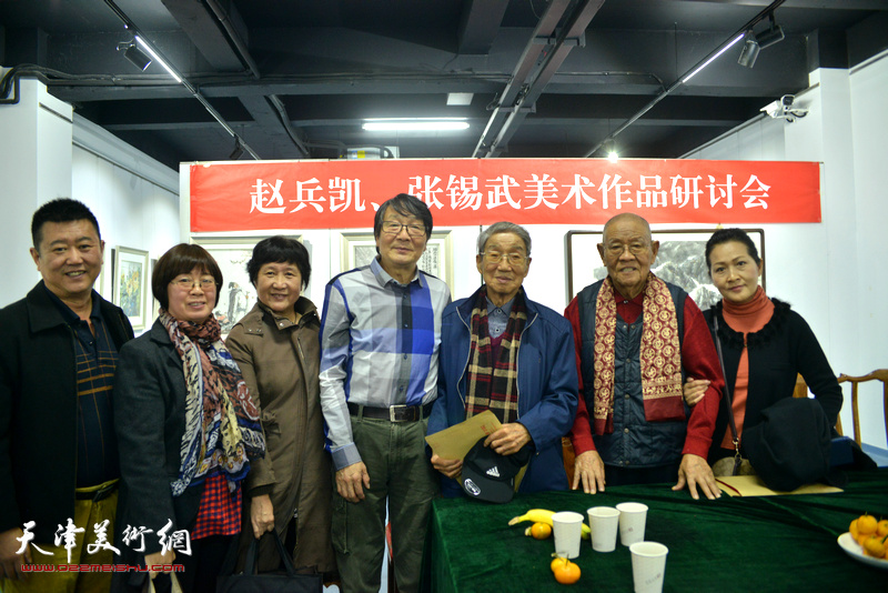2017年11月，张锡武先生与赵兵凯、张胜、刘经章、张静在作品研讨会上。