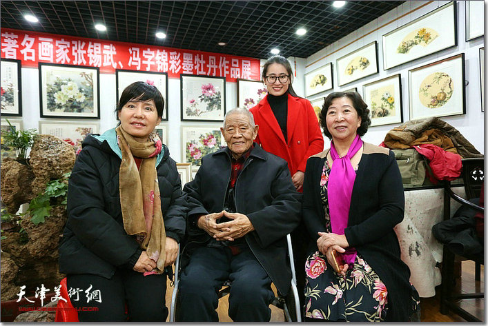 张锡武先生和家人在一起。