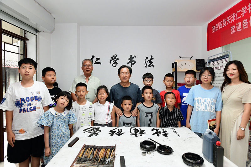 王全聚老师在仁学书院为小书画家进行书法演示。