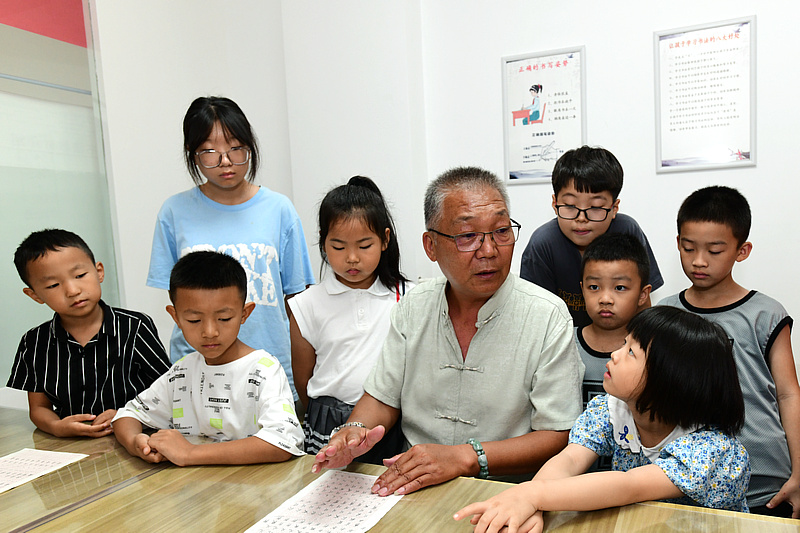 赵炳刚老师点评小书画家们的作业。