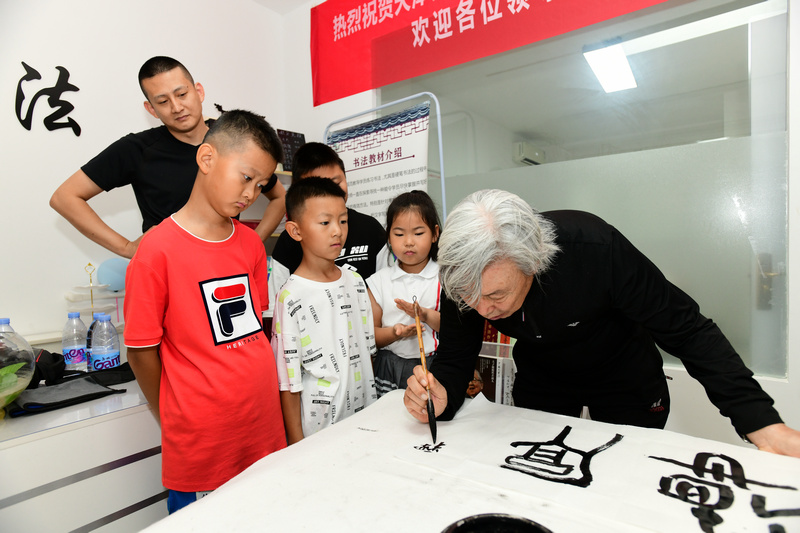 赵家騄老师在仁学书院为小书画家进行书法演示。