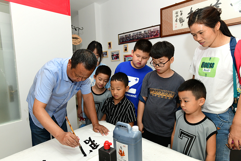 刘建军老师在仁学书院为小书画家进行书法演示。