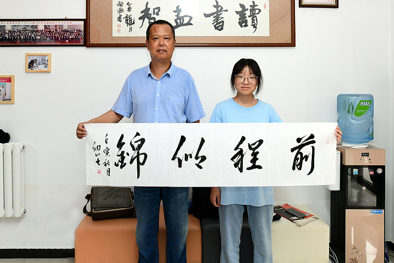 刘建军老师与仁学书院的小书画家在活动现场。