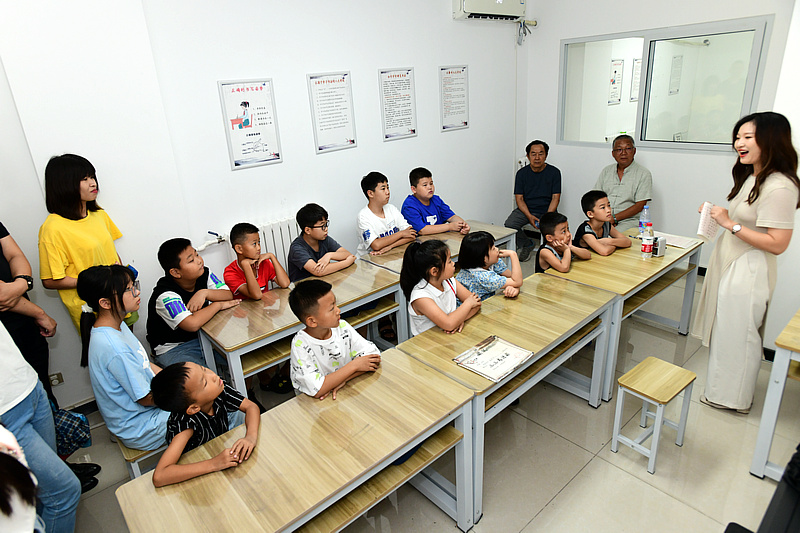 仁学书院成立一周年小画家与老师面对面交流现场