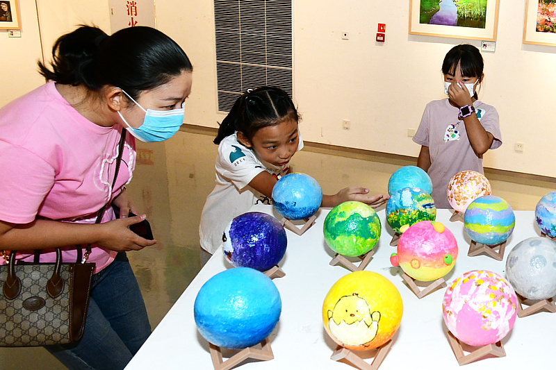 “童年不同样，印象桃花源——首届青少儿艺术作品展”现场