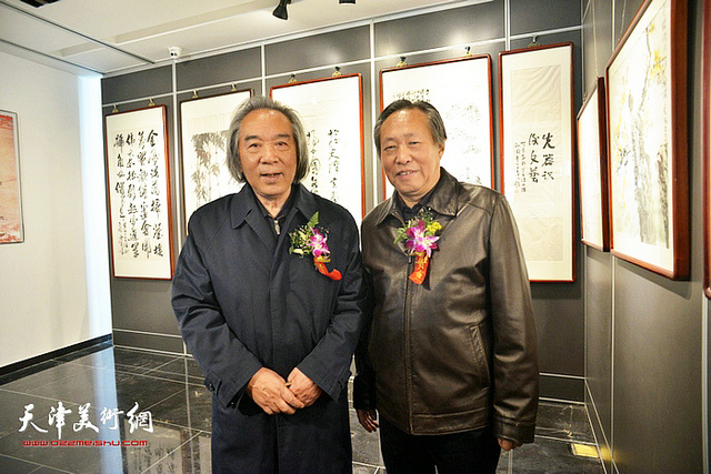 刘国胜与霍春阳先生在画展上。