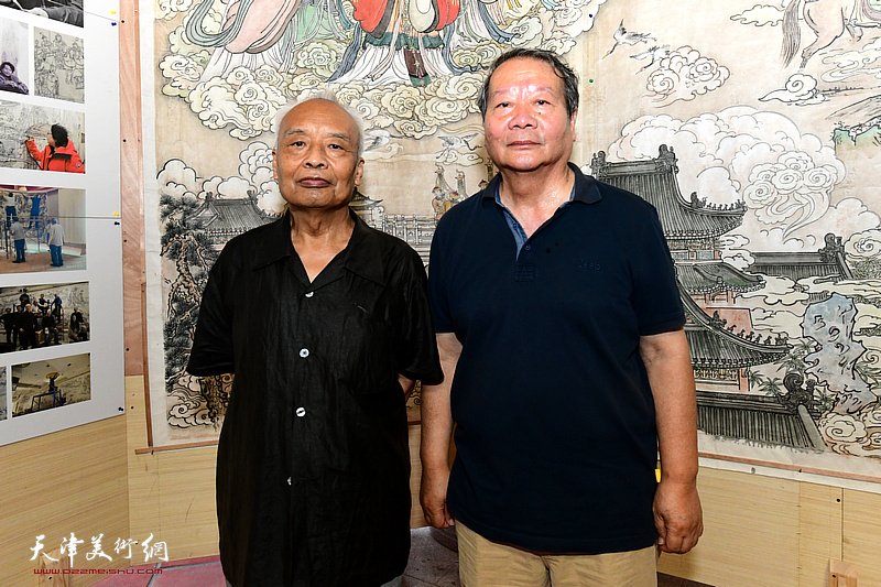 蔡长奎与张春生先生在第三幅《天后圣迹图》前。
