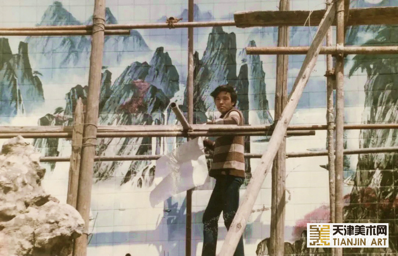 为天津自行车厂创作的瓷板壁画正在安装时的情景