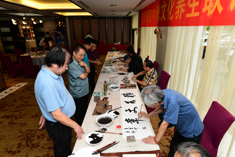 “巨龙画院中秋文化养生联谊会”现场