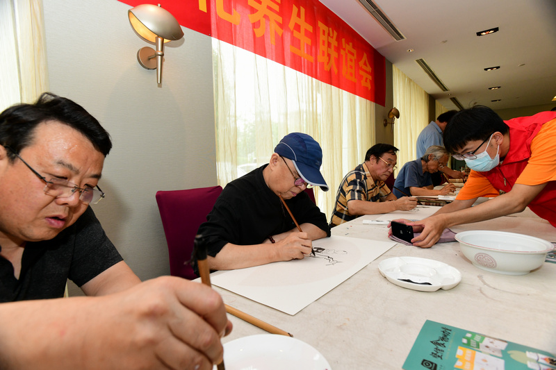 “巨龙画院中秋文化养生联谊会”现场