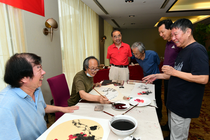 姚景卿、陈福春、史振岭、刘文生、喻建十、张福有在活动现场