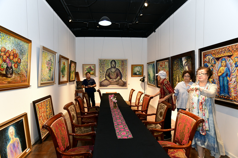 王天銮与纪振民、李培斯观赏展出的作品