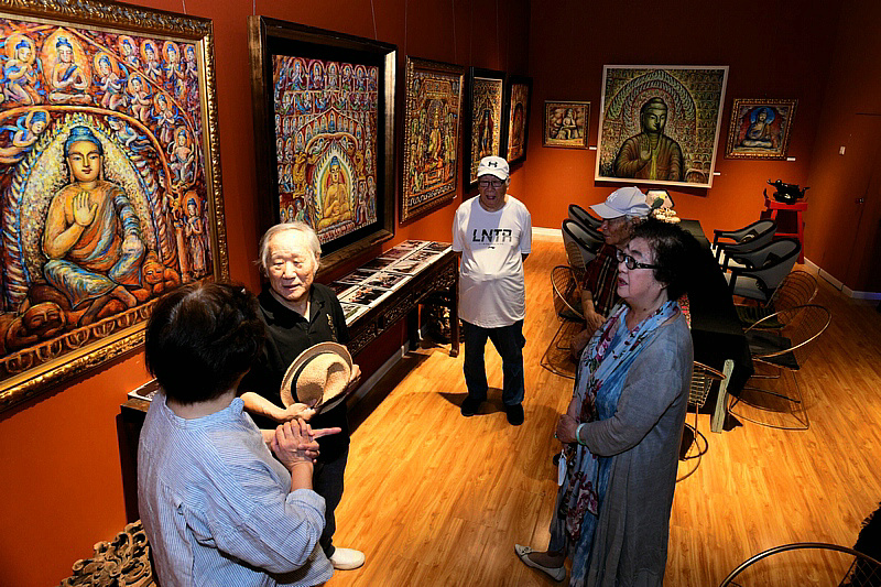 王天銮与颜铁梁、纪振民、姬俊尧、李培斯在画展现场交流