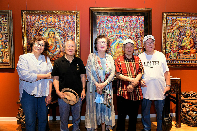 左起：李培斯、姬俊尧、王天銮、纪振民、颜铁梁在画展现场