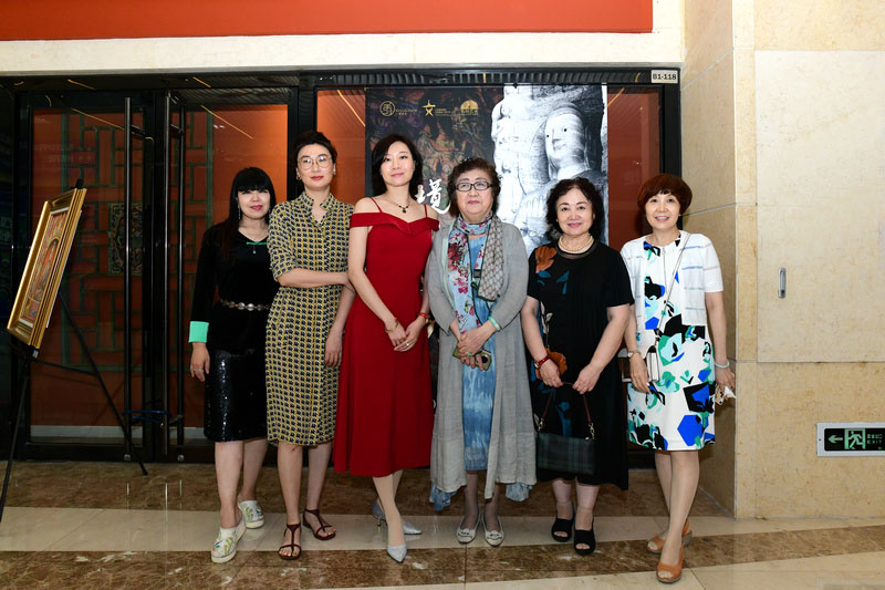 王天銮与肖冰、康乐、刘祥萍、王昭等在画展现场