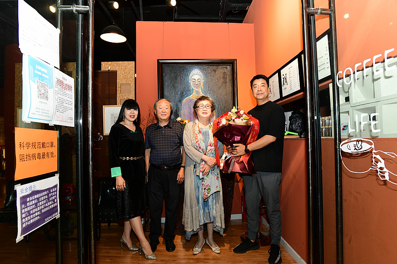 王天銮与杨仲禹、王中谋、肖冰在画展现场
