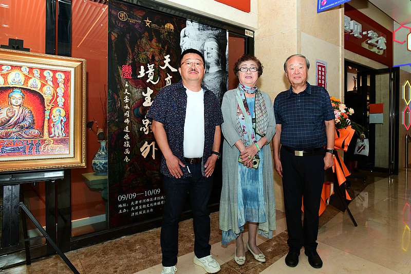王天銮与杨仲禹、杨公望在画展现场