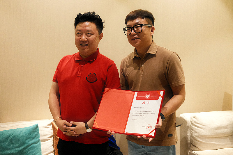 天津市工艺美术学会理事长、中国工艺美术大师于雪涛向新当选副会长张琨颁发聘书
