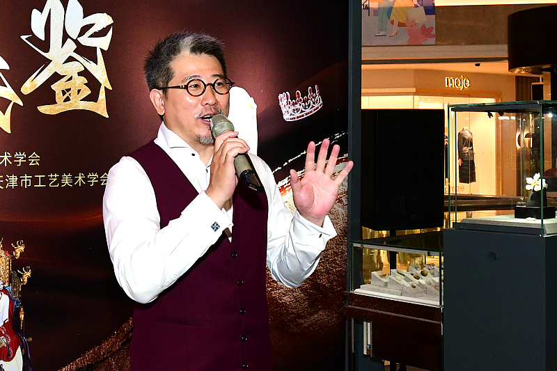 天津市黄金珠宝行业协会宝玉石文化分会副秘书长裴元宾主持展览开幕式。