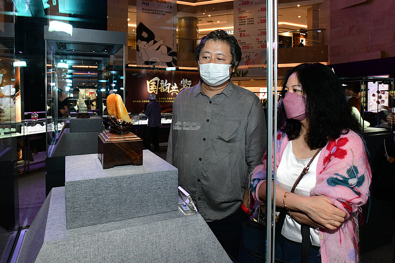 靳鹤琳向嘉宾介绍展出的展品。