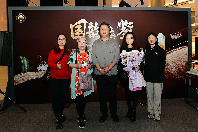 靳鹤琳、钟蕾、唐甜、张妍、张悦群在展览现场。