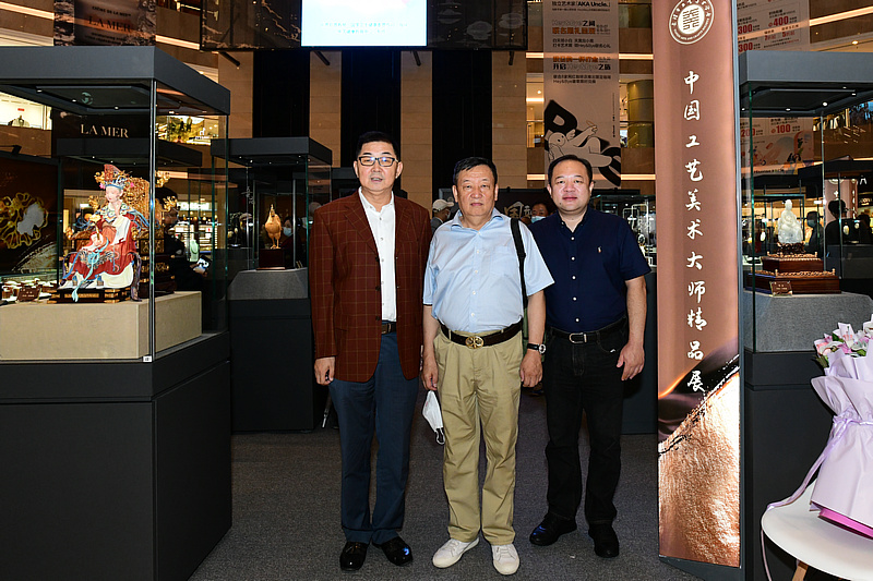 林永平、于波、曹珉在展览现场。