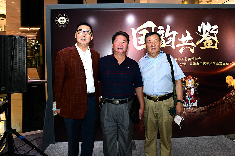 张国华、林永平、曹珉在展览现场。