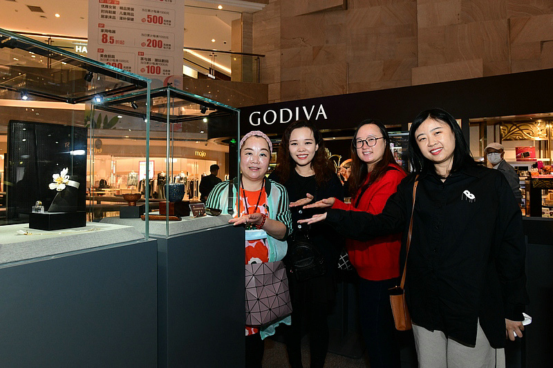 左起：钟蕾、唐甜、张妍、张悦群在展览现场。
