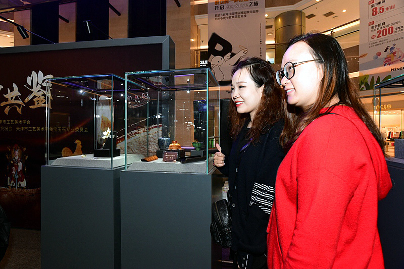 左起：唐甜、张妍在展览现场。