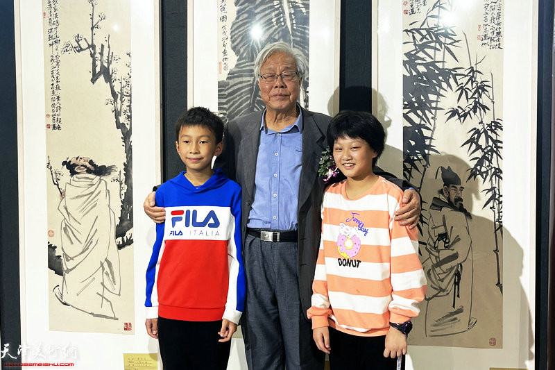 陈冬至与喜欢书画艺术的小朋友在画展现场。