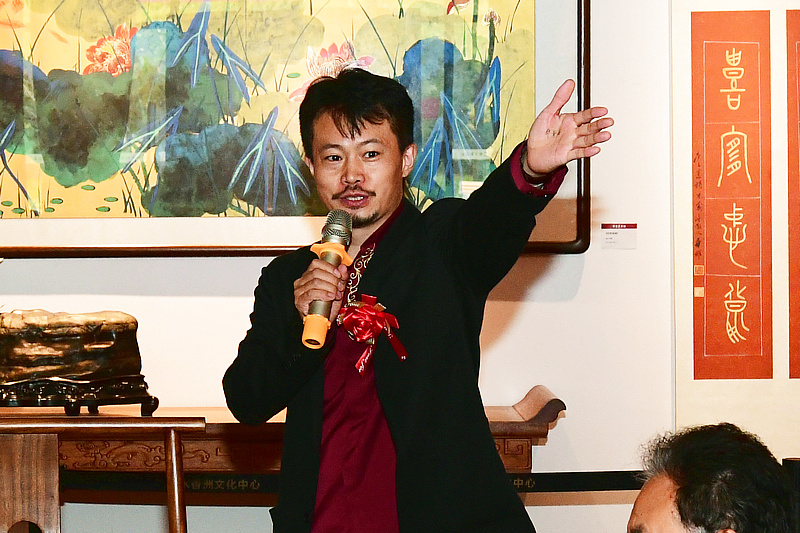 水香洲美术馆馆长、画家张大玮主持活动。