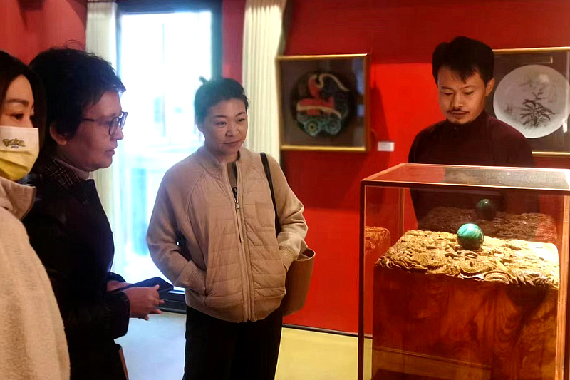张大玮在展厅向观众介绍展品。