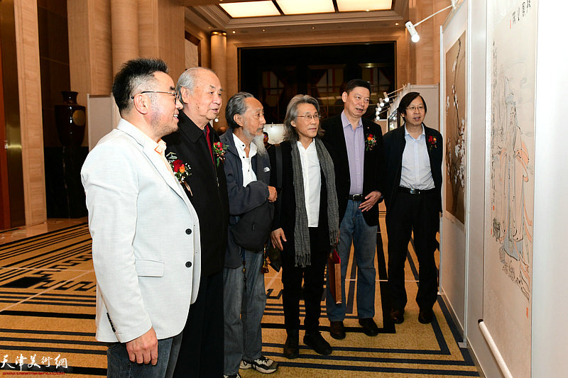 王振德、刘栋、赵均、路洪明、方大开、杨意东观看主题画展。
