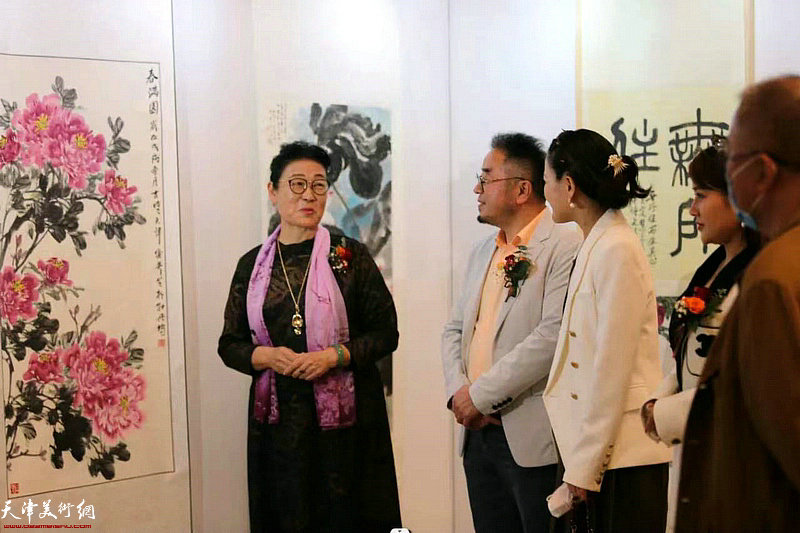 方大开与王俊英等观看主题画展。