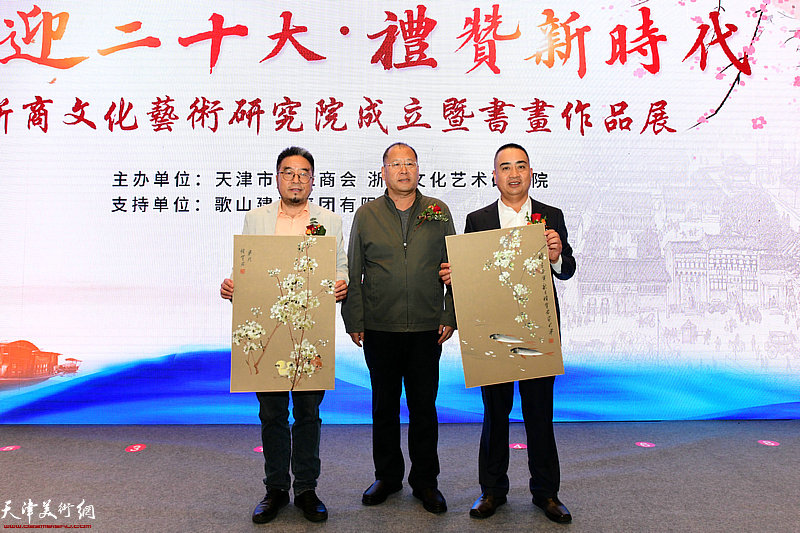著名画家褚宝君现场作画祝贺浙商文化艺术研究院成立。