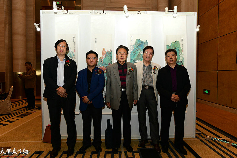 章用秀、杜仲华、路洪明、张养峰、朱兆煜在主题画展现场。