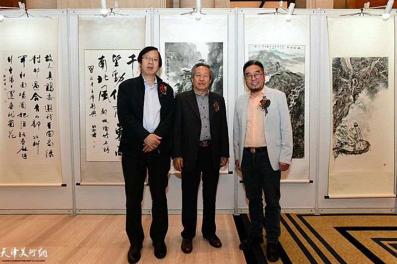 刘国胜、路洪明、方大开在主题画展现场。