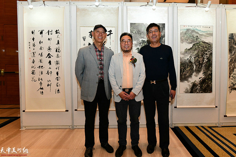 方大开、李新明、何水顺在主题画展现场。